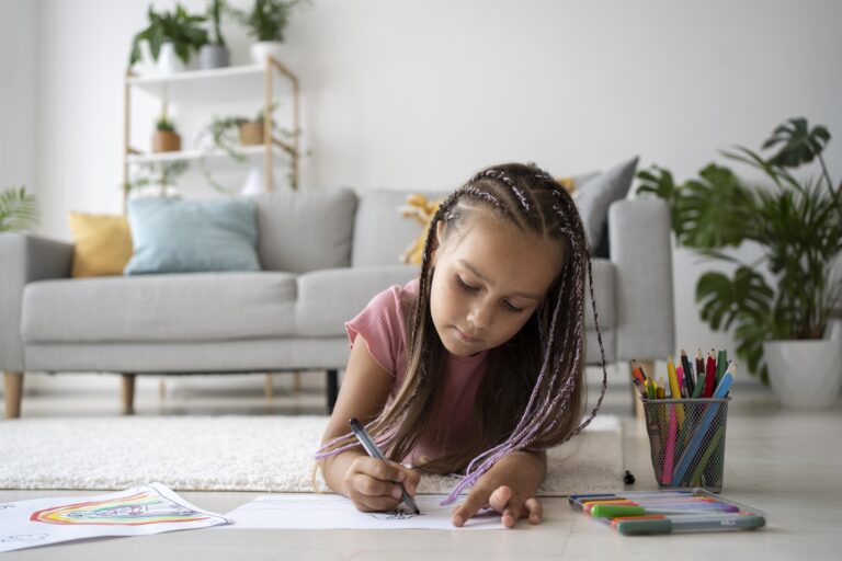 Menina desenhando em casa